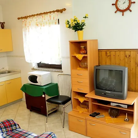 Elia Apartman *